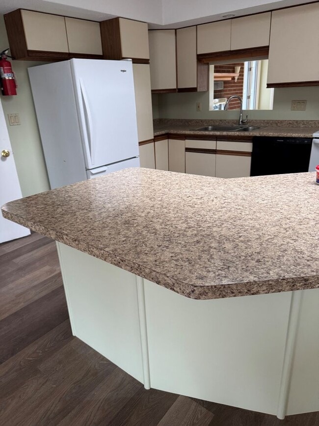 Building Photo - Spacious 3 Bedroom Home Available Now