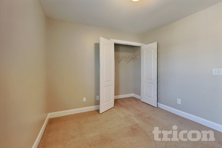 Building Photo - 302 Oxfordshire Dr