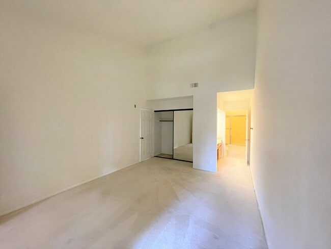 Building Photo - Tall vaulted ceilings, top floor condo, gr...
