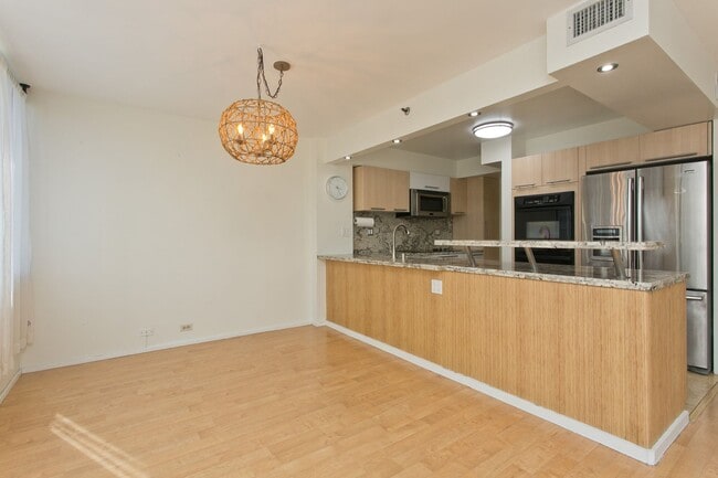 Building Photo - Available NOW ! 2/2/2 in town! Beautiful a...