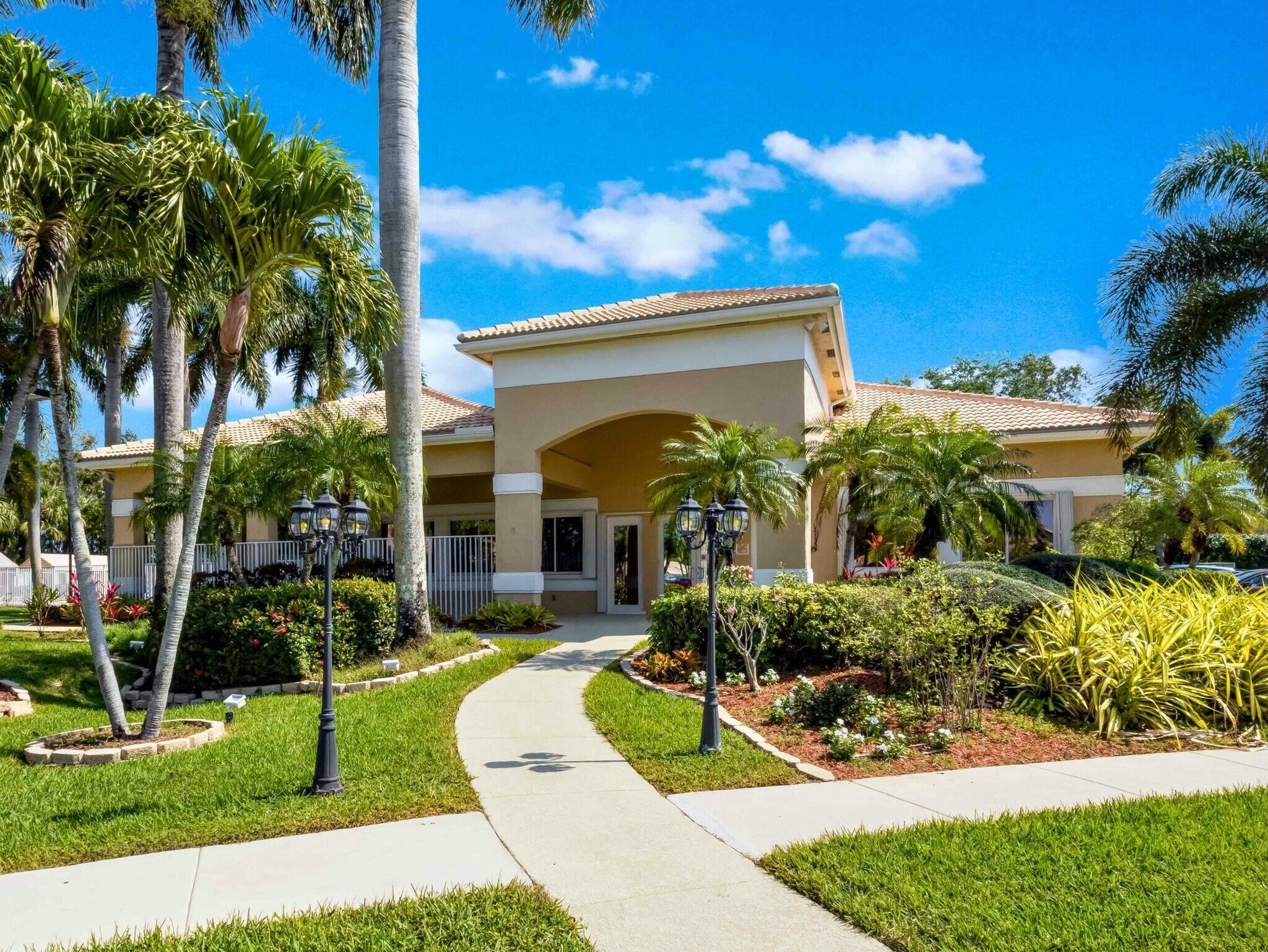 Building Photo - 12807 Hampton Lakes Cir