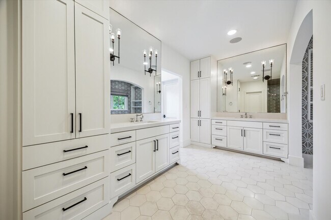 Building Photo - 3214 Westheimer Rd