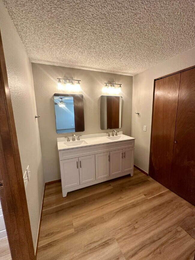 Building Photo - Don't Miss out on this 2 Bed +Loft Townhome in Northpark Available August 14th, 2026!