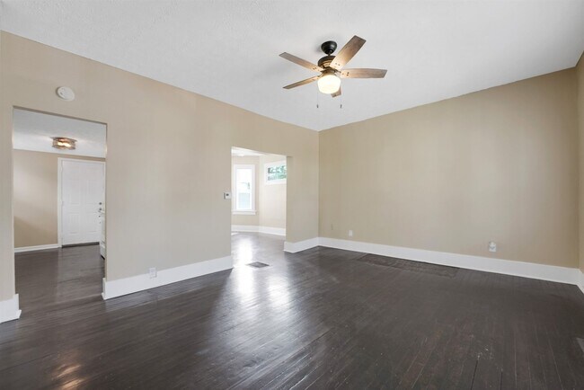 Building Photo - Move-In Ready 3-Bedroom Home with Updated Kitchen & Central A/C