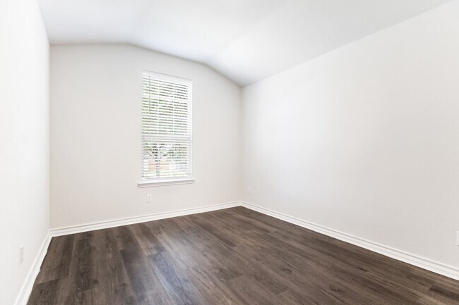 Building Photo - Well-Maintained 3-Bedroom Home – Ideal for Students & Professionals!