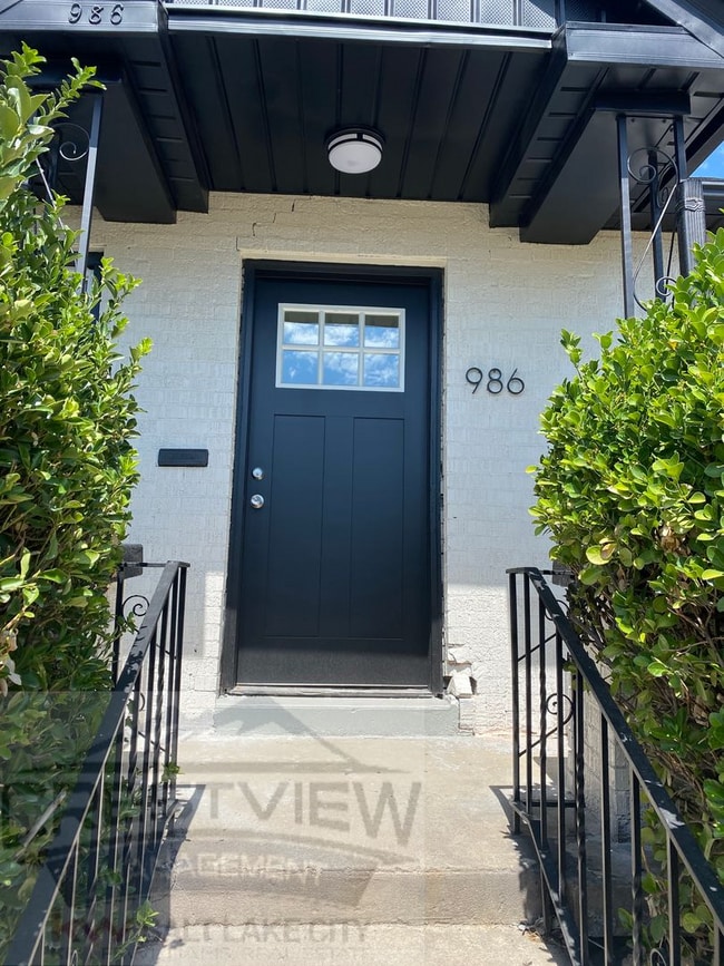 Building Photo - Theall Triplex