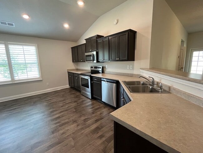 Building Photo - Renovated 4 Bedroom 2 Bath Home for Rent!