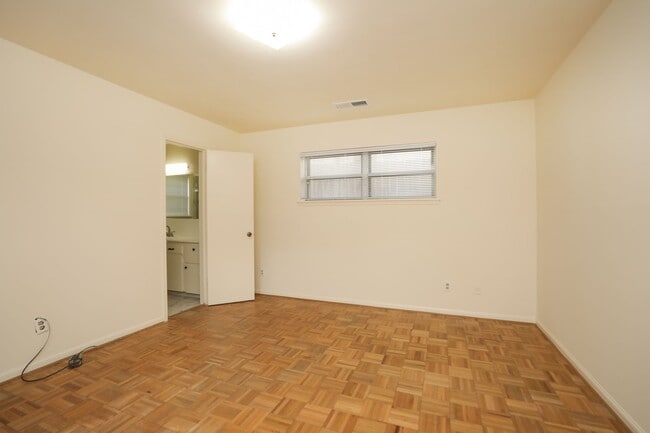 Building Photo - 12910 Queensbury Ln