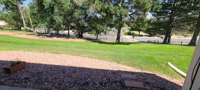 Building Photo - 2 Bedroom Townhome