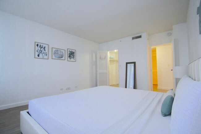 Building Photo - Spacious one bedroom unit at the Flamingo South Beach Resort!