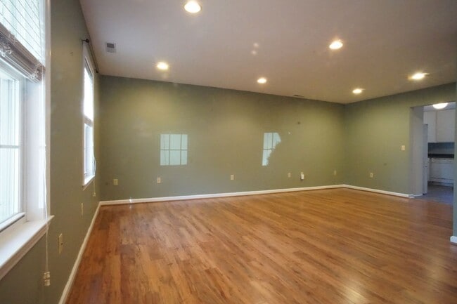 Building Photo - 4 Bed / 3 Bath.  Pet Friendly.  Reserved Parking. Master on Main.