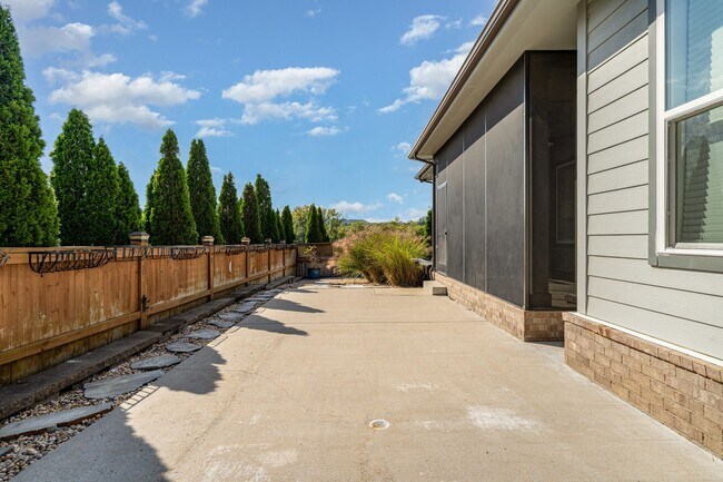 Building Photo - Stunning all one-level home in Hendersonvi...