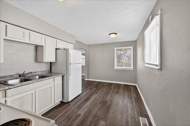 Building Photo - 3319 N Hawthorne Ln