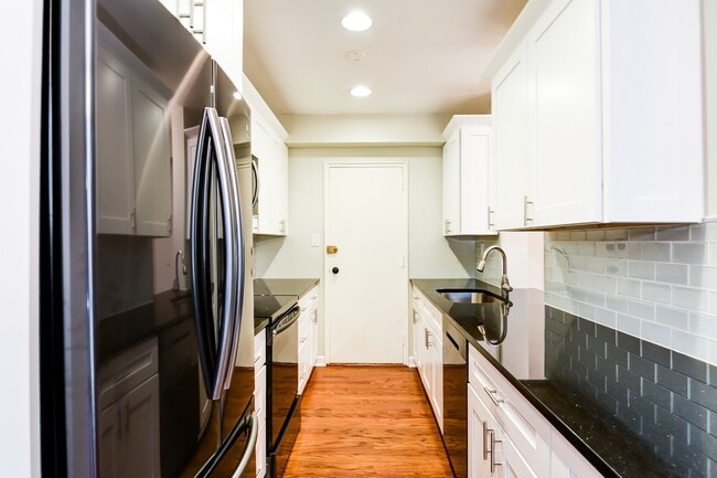 Building Photo - Spacious 2 Bedroom, 2 bath condo. Enjoy be...