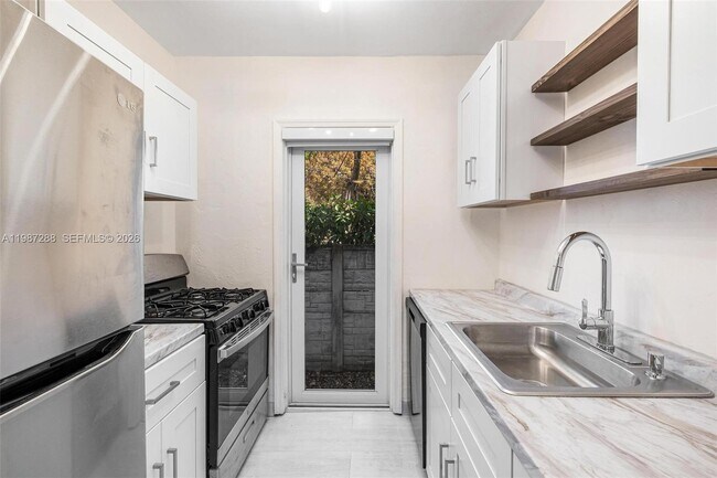 Building Photo - 428 Collins Ave