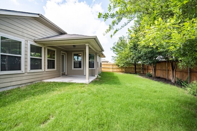 Building Photo - Beautiful & Convenient 3 Bedroom, 2 Bath H...