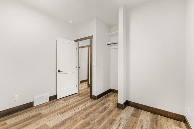 Building Photo - K288LI