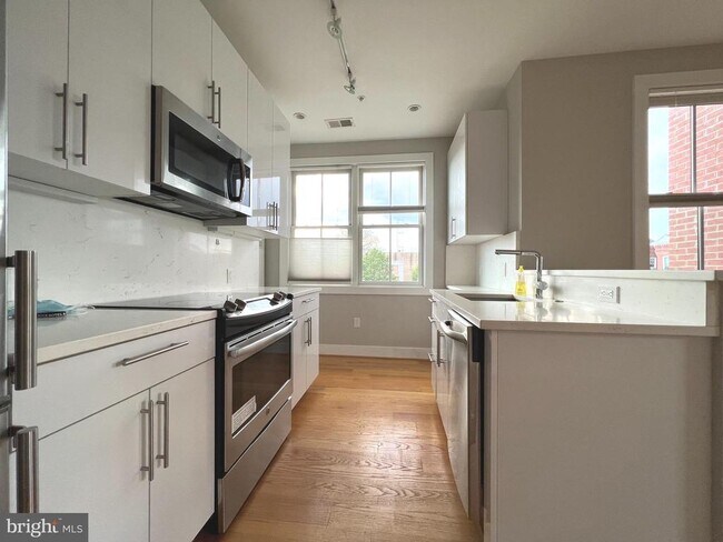 Building Photo - 1209 G St SE