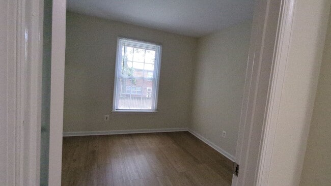 Building Photo - Location is Everything With This 3 Bed 3.5 Bath Townhouse in Hampton Court Community