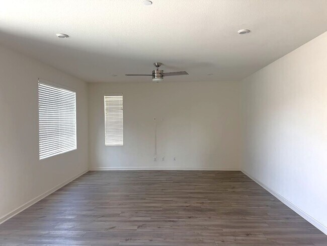 Building Photo - 1014 W Buttercup Ln