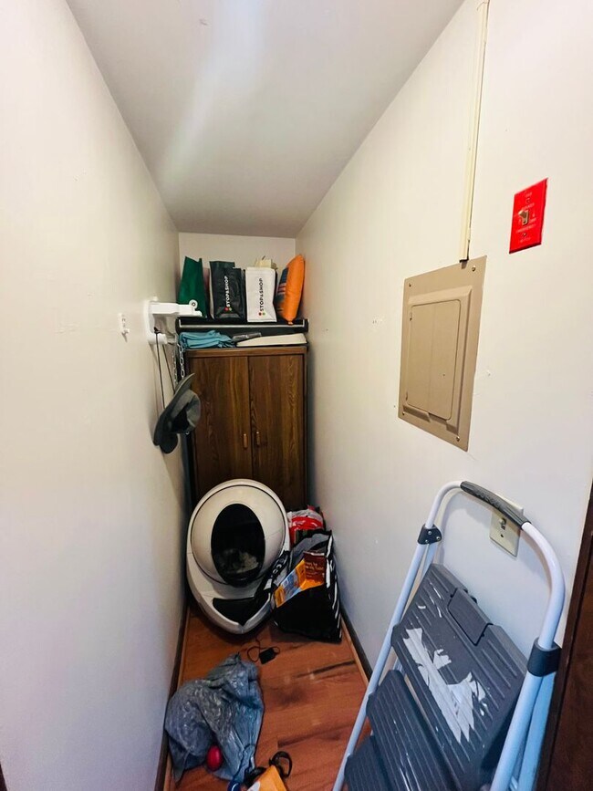 Building Photo - 366 Hamilton St