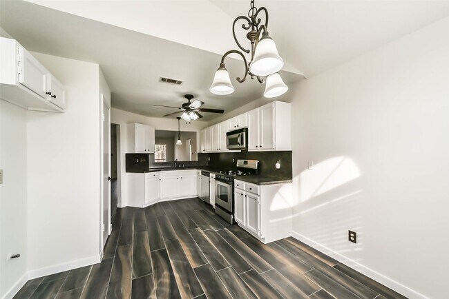 Building Photo - 2511 Pine Cone Dr