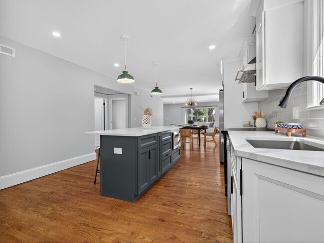 Building Photo - 111 Sharon St