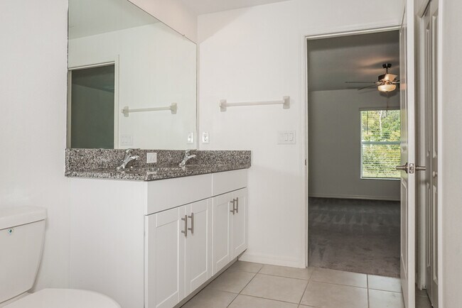 Building Photo - Lovely 3 Bedroom Home