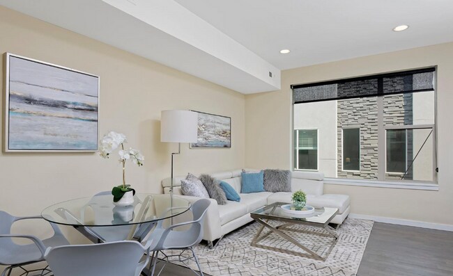 Building Photo - Modern 2 Bedroom, 2.5 Bath Townhome in Cit...