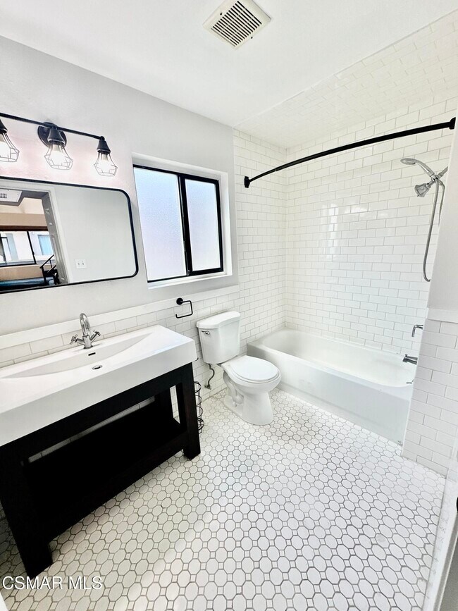 Building Photo - 1118 E Palmer Ave