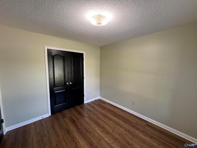 Building Photo - 115 Sleepy Hollow Ln