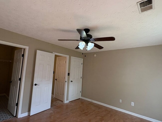 Building Photo - WOW! 3 bedroom/2 bath with garage.