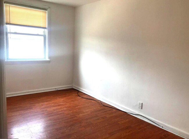 Building Photo - 3B1B Row House Northeast Philly available July 1st
