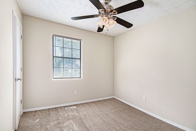 Building Photo - 4 Bedroom 3 Bath Home