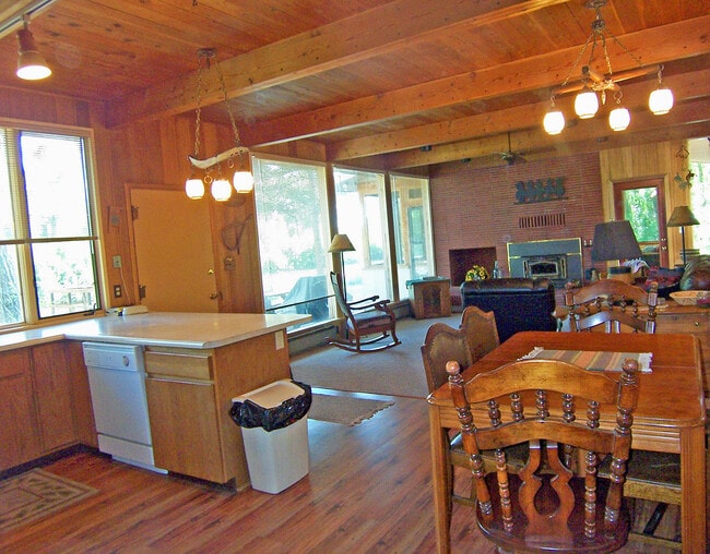 Building Photo - 3 Bedroom home on the river