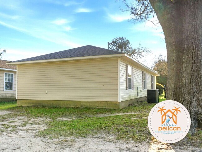Building Photo - Charming 3-Bedroom Home with Spacious Open Layout – Minutes from Downtown Pensacola!