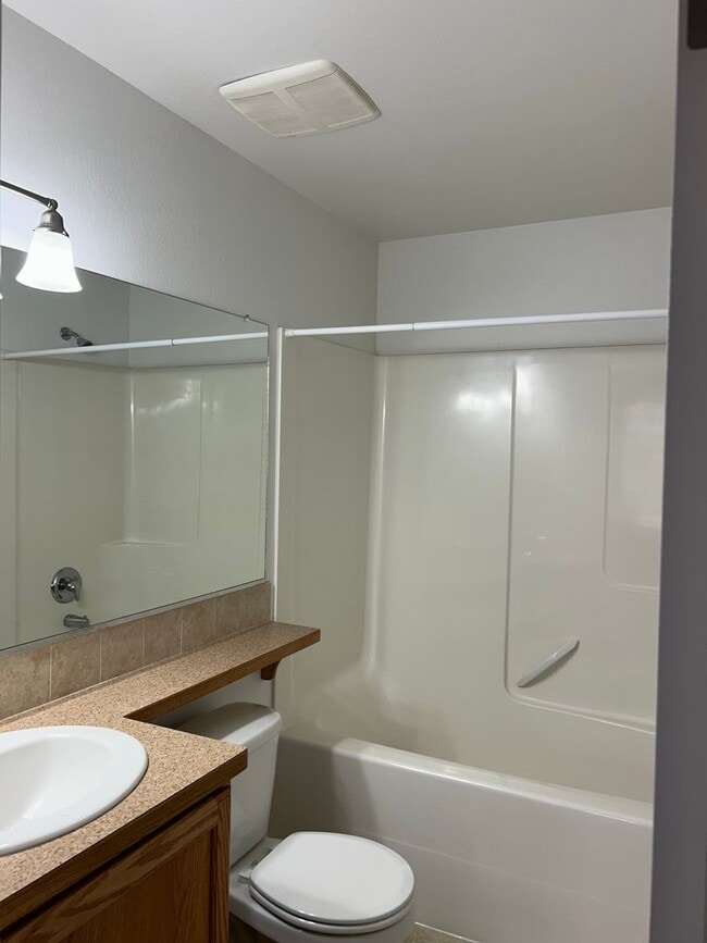 Building Photo - (870) College Street Duplex - 3 Bedroom / ...