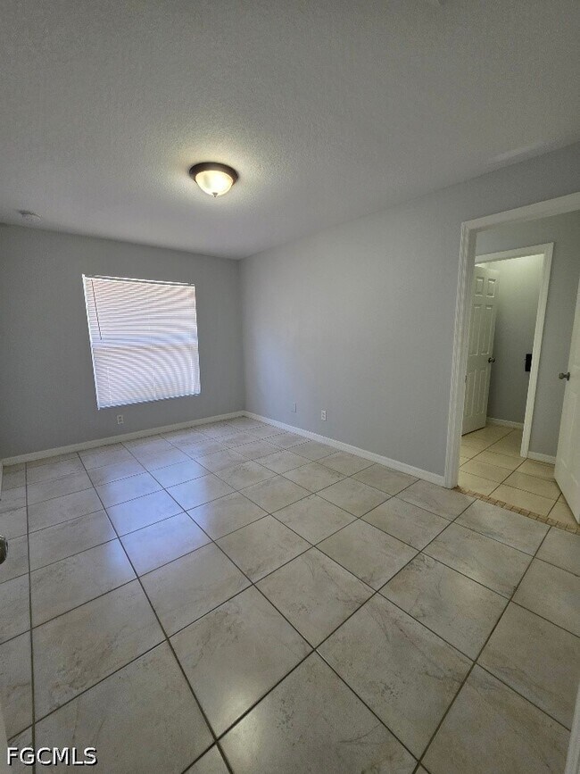 Building Photo - 332 Rogen St