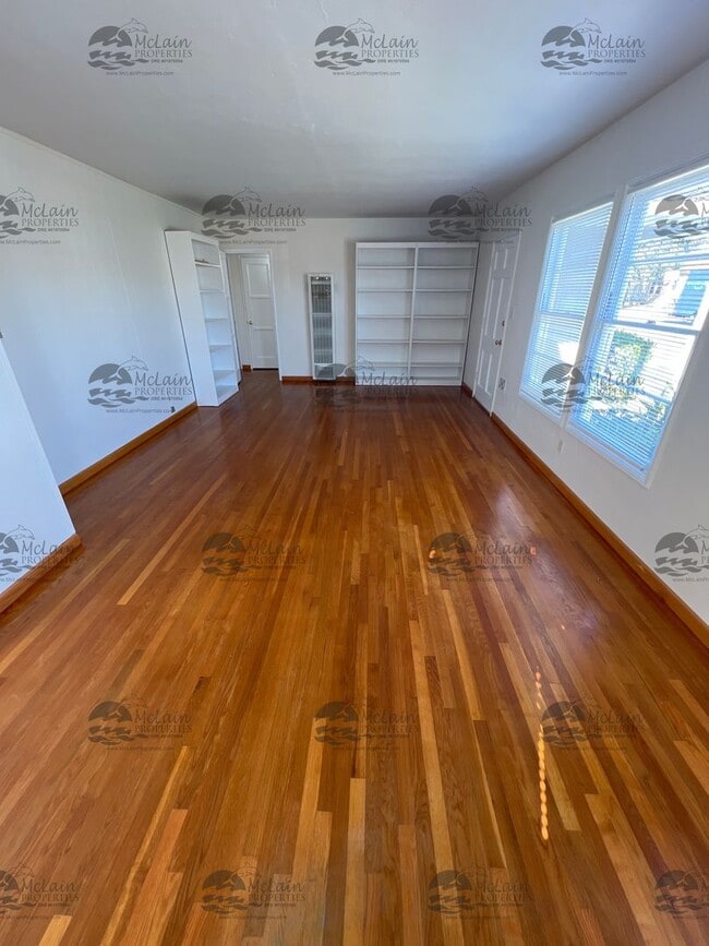 Building Photo - Single Story 3 BD/1BA Home with 2 Car Garage!