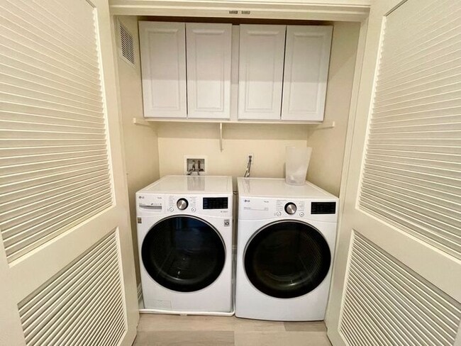Building Photo - Stunning 2 Bedroom/2.5 Bath Townhouse loca...