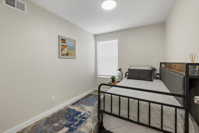 Building Photo - 2410 W Bruneau Pl