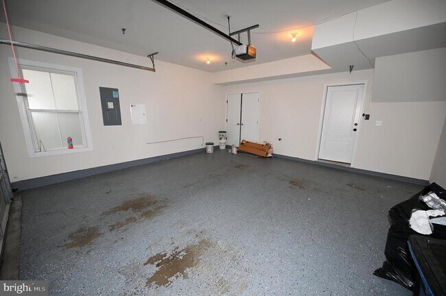 Building Photo - 2413 Glenallan Ave