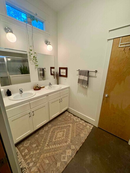 Building Photo - 2014 E 11th St