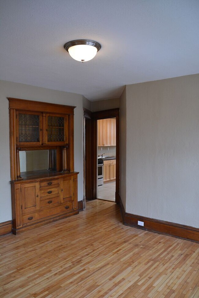 Building Photo - 717 W 28th St