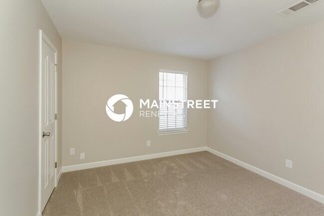Building Photo - 4 Bedroom Pet-Friendly Home in Charlotte, NC with Main Street Renewal