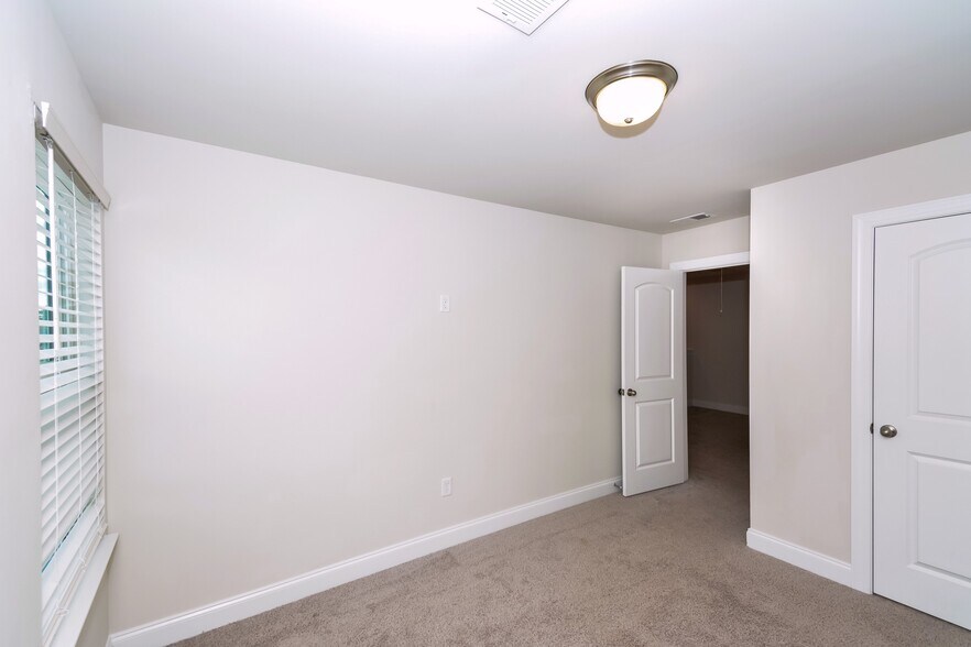 Building Photo - 831 Holland Ct