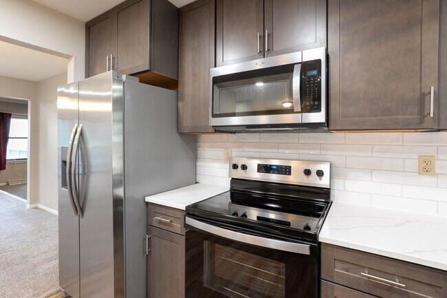 Building Photo - 2200 Bushnell Dr