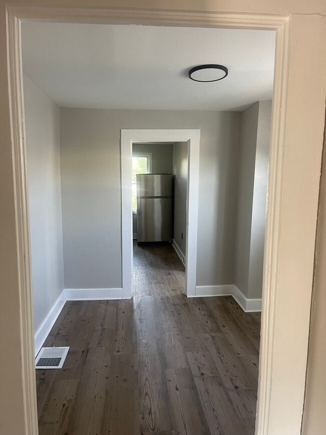 Building Photo - 637 S Rotherwood Ave