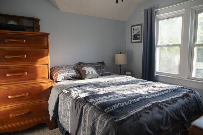 Building Photo - Beautifully Renovated 4-Bedroom Home with Fenced Backyard!