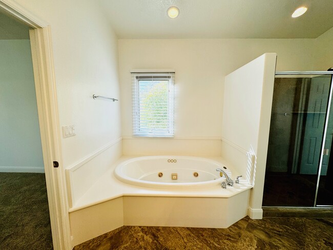 Jetted Tub - 589 Summit Ct